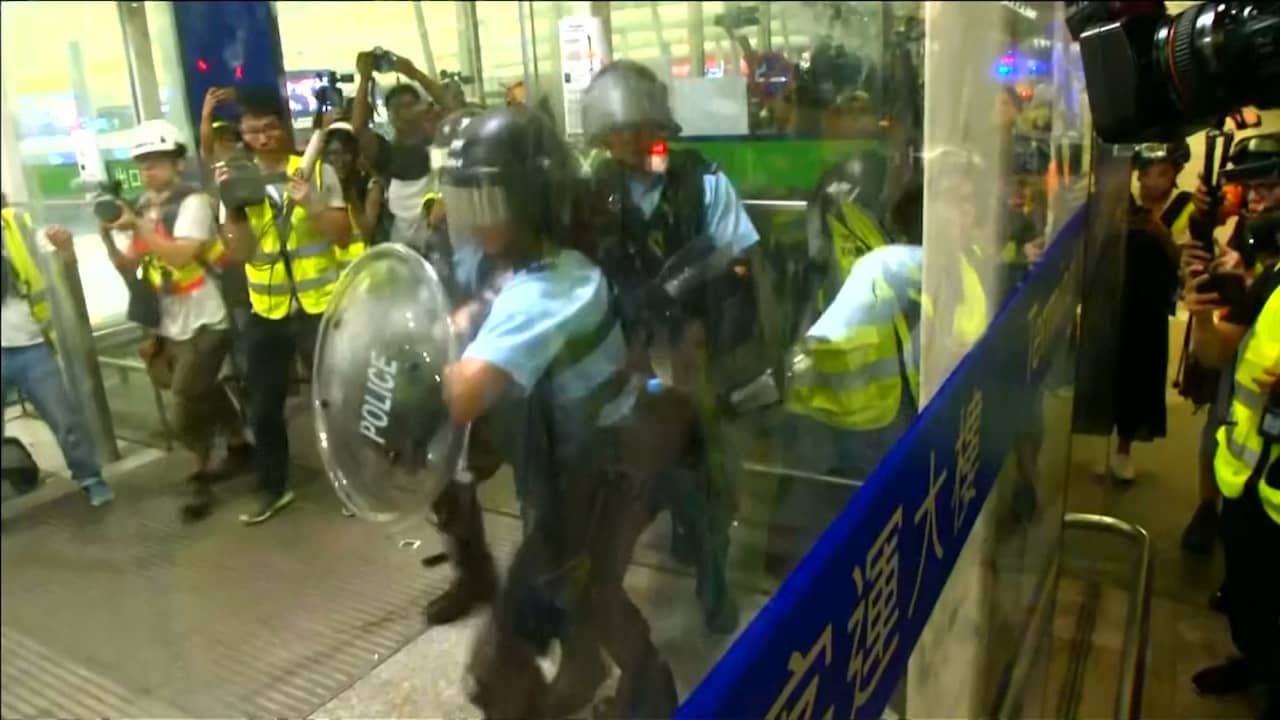 Politieagent houdt actievoerders op afstand met pistool in Hongkong
