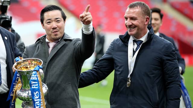 Leicester-voorzitter Aiyawatt Srivaddhanaprabha en manager Brendan Rodgers poseren met de FA Cup.