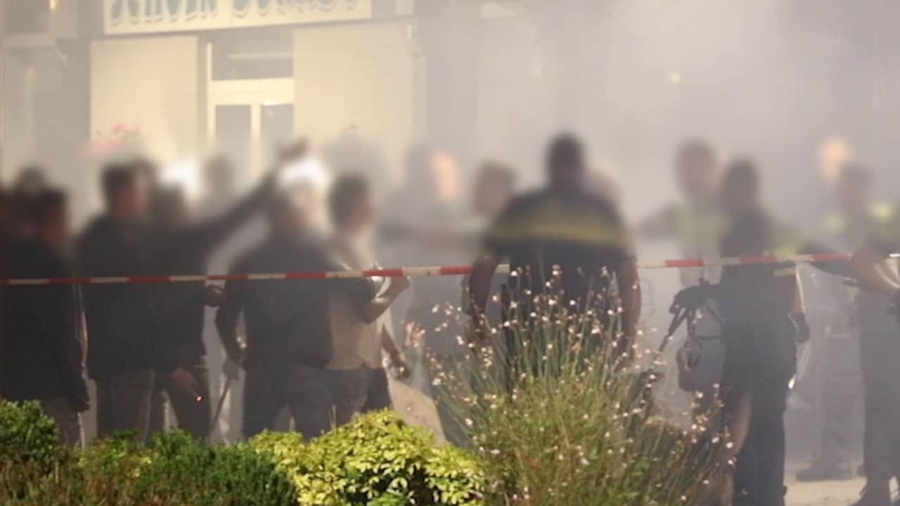 Beeld uit video: Politie slaags met omstanders brandend huis in Gelderse Wezep