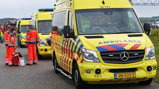 Twee doden en drie gewonden bij ongeluk met busje op A73 in Limburg. Twee doden en drie gewonden bij ongeluk met busje op A73 in Limburg.