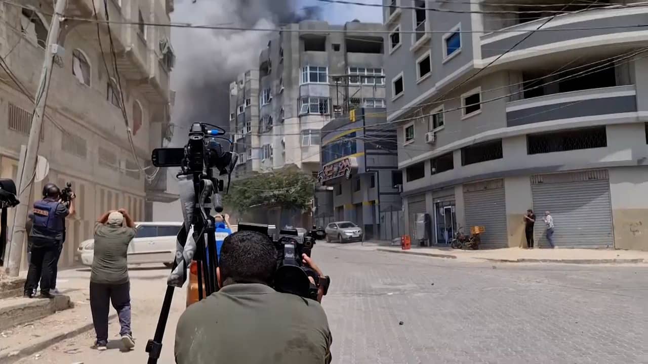 Beeld uit video: Cameraploeg filmt instortend appartement na raketinslag in Gaza-stad
