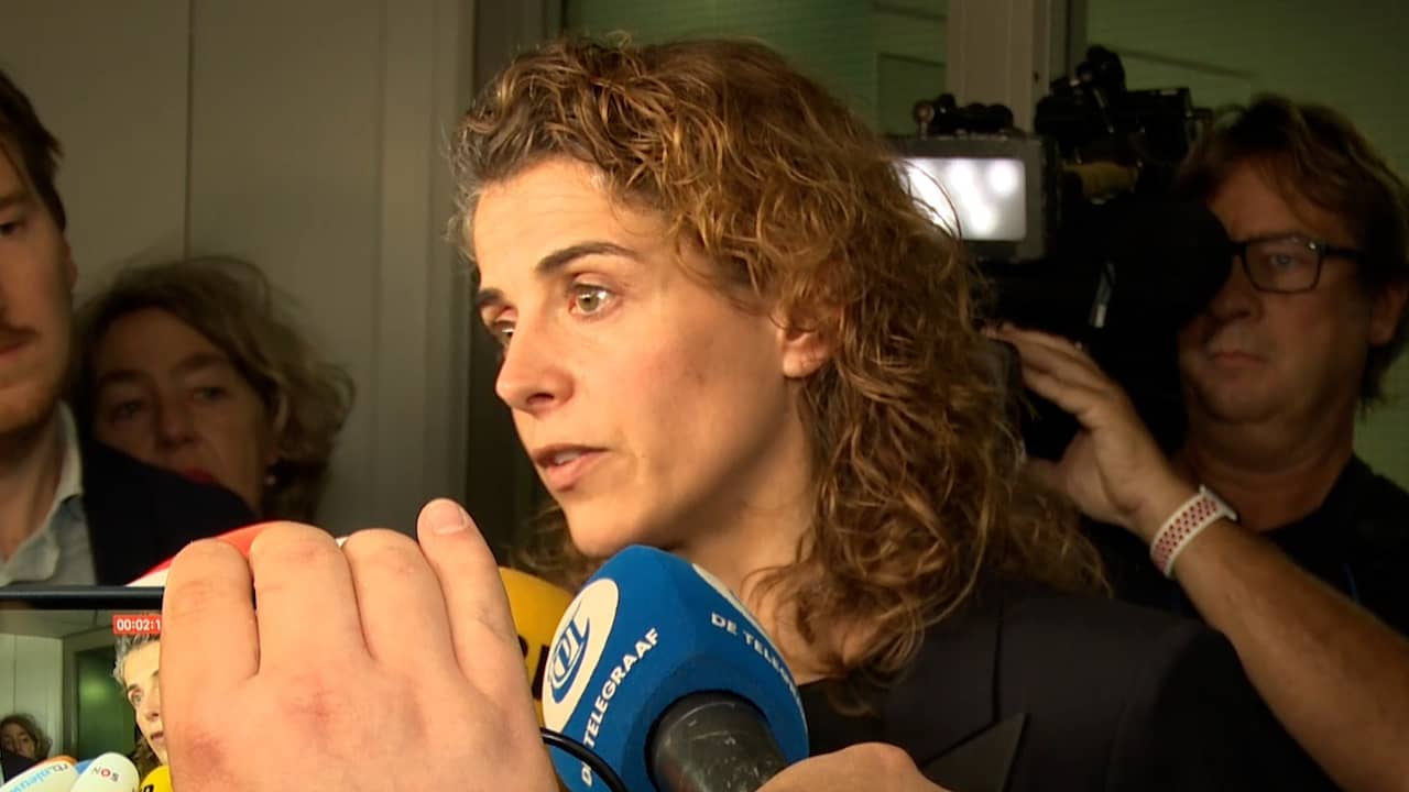 Beeld uit video: Hermans over fractievergadering: 'Pittig gesprek gehad met Rutte'
