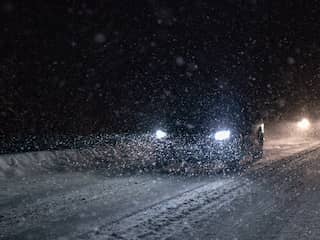 Lange files in wintersportgebieden, vooral veel sneeuwval in Oostenrijk