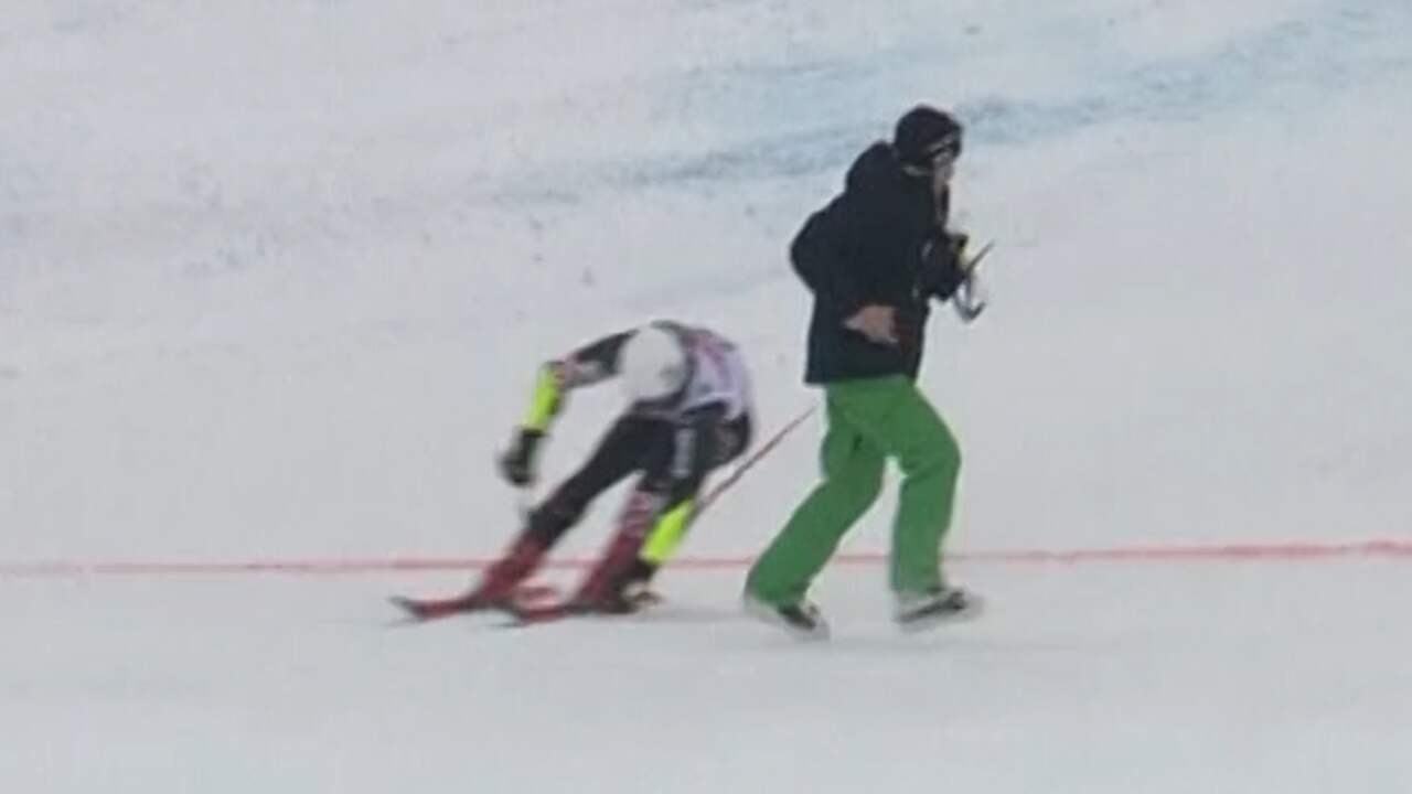 Alpineskiër ontwijkt op hoge snelheid official bij finishlijn