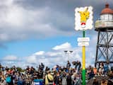 Een Pikachupaal met 'Welkom in Kijkduin, Pokémon-hoofdstad van Nederland'.