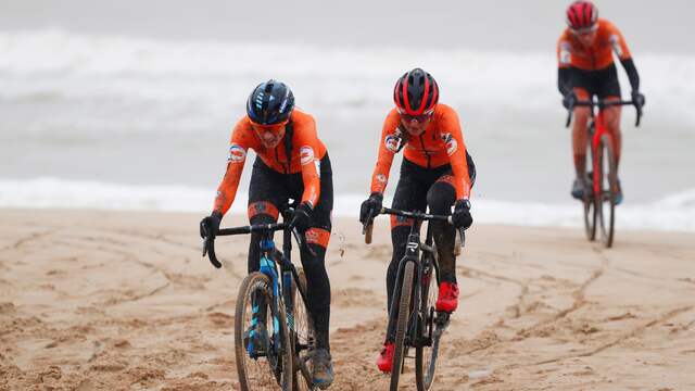 Lucinda Brand, Denise Betsema en Annemarie Worst in actie op het zware WK-parcours in Oostende.
