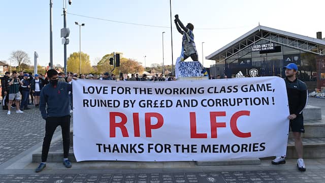 Supporters van Liverpool lieten hun woede en teleurstelling blijken bij het stadion van Leeds United.