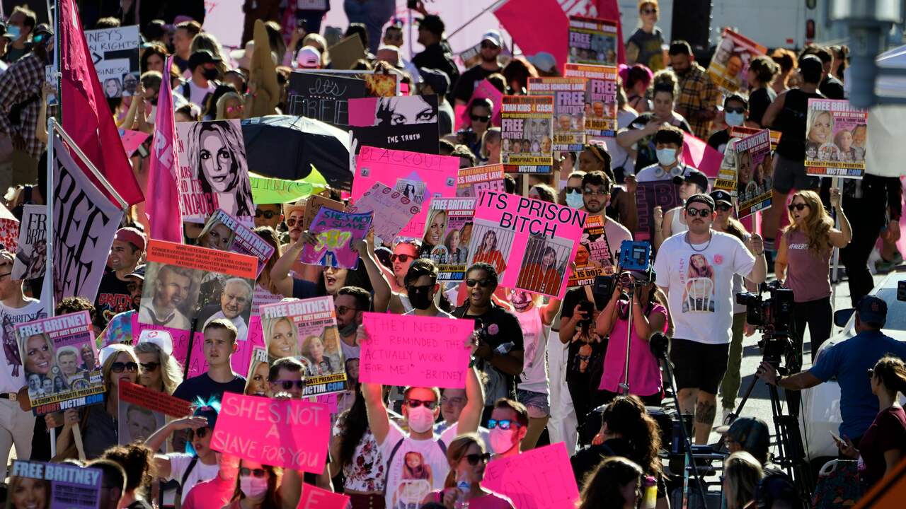 Beeld uit video: Honderden Britney-fans vieren einde curatorschap zangeres