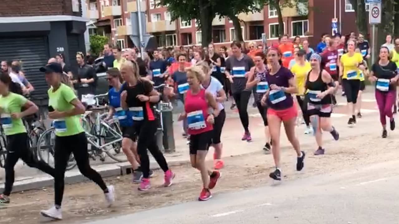 Beeld uit video: Deelnemers marathon Utrecht verkeerde kant opgestuurd