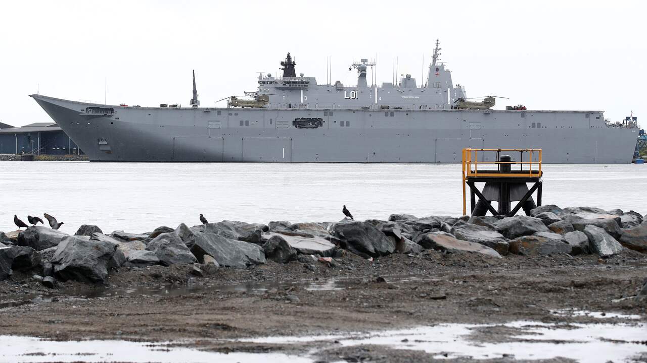 Een Australisch militaire hulpschip ligt klaar om naar Tonga te varen.