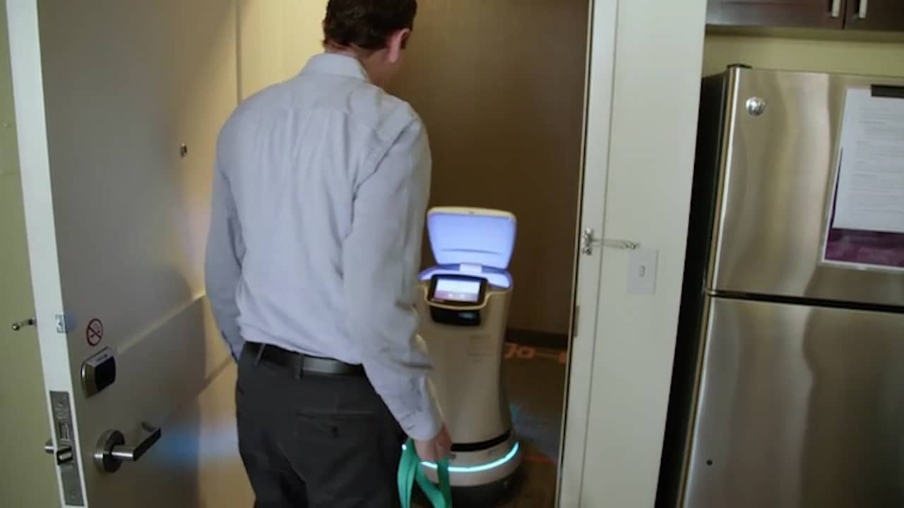 Beeld uit video: Robots verzorgen roomservice in hotel in Californië