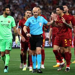Roma-fans belagen arbiter Taylor en gezin op vliegveld: 'Walgelijke beelden'