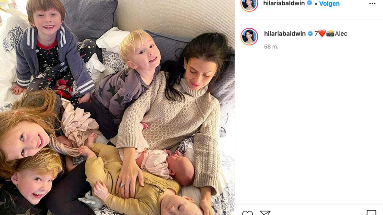 Hilaria Baldwin deelt een foto van zichzelf met haar zes kinderen.