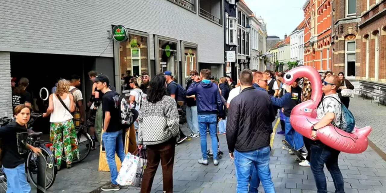 Jongerencultuur Breda demonstratief naar graf gedragen: 'Neem ons wat serieuzer'
