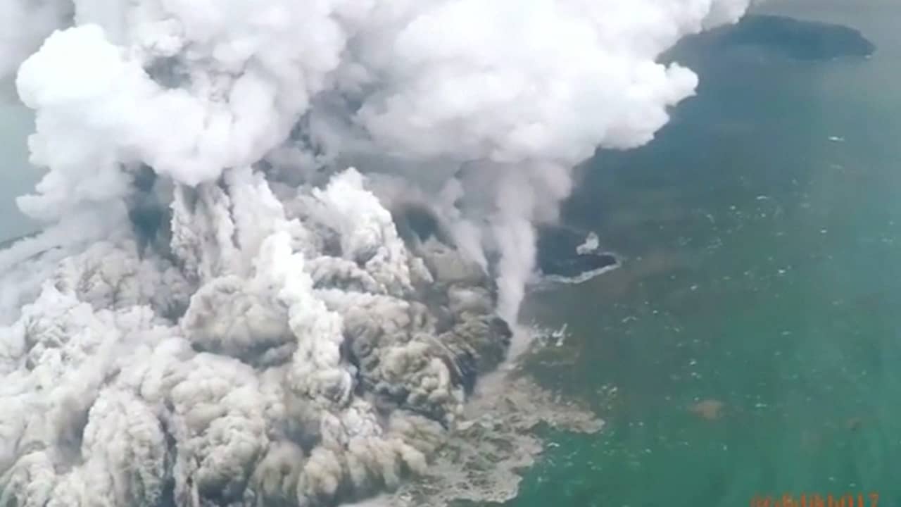 Beeld uit video: Beelden tonen vulkaanuitbarsting die leidde tot dodelijke tsunami Indonesië
