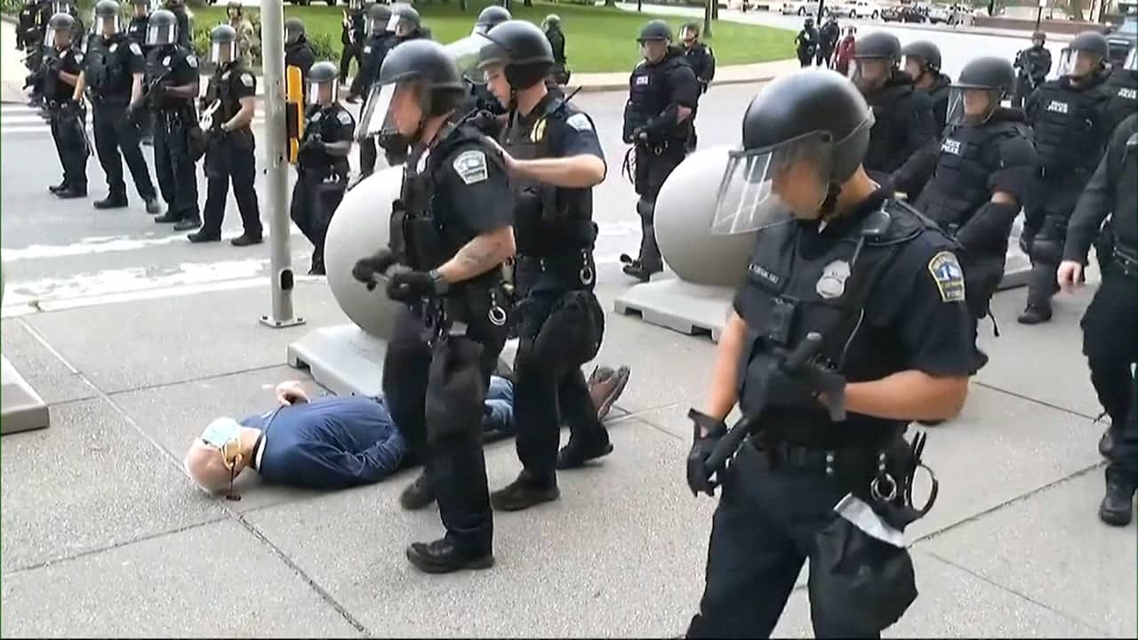 Https Media Nu Nl M Mjkx1pfam81y Wd1280 Jpg Amerikaanse Agenten Die 75 Jarige Demonstrant Duwden Worden Vervolgd Jpg