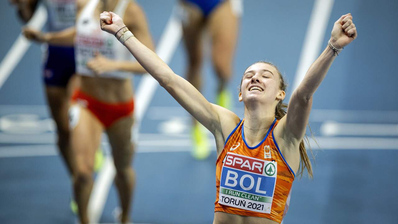 Femke Bol juicht na haar gouden race vorig jaar op de EK indoor.
