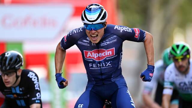 De vijfde rit van de Vuelta werd gewonnen door Jasper Philipsen, die Fabio Jakobsen aftroefde.