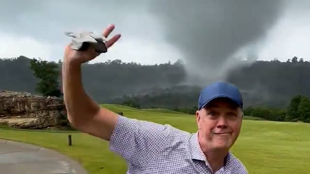 Amerikaanse golfer poseert voor plotselinge tornado