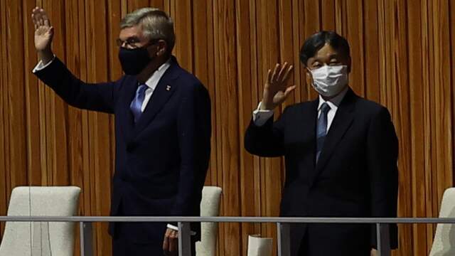 Onder hen IOC-voorzitter Thomas Bach en de Japanse keizer Naruhito.