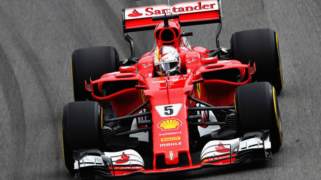 Sebastian Vettel in de Ferrari uit 2017, met de hoge koelingsinlaten aan weerszijden van de coureur.