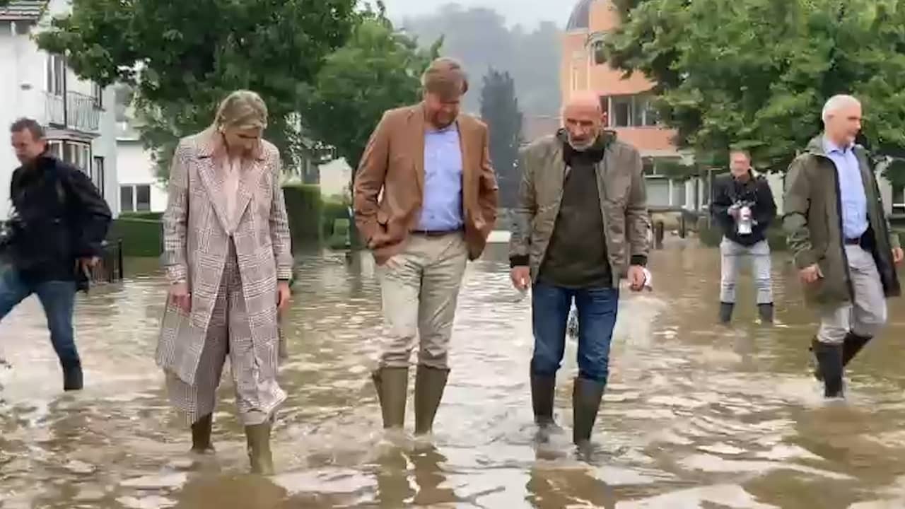 Beeld uit video: Koningspaar bezoekt door noodweer getroffen Valkenburg