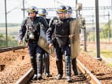 Dinsdag 23 juni: Franse politie staat gereed om in te grijpen tijdens de ongeregeldheden tijdens een staking bij de kanaaltunnel van Calais. 