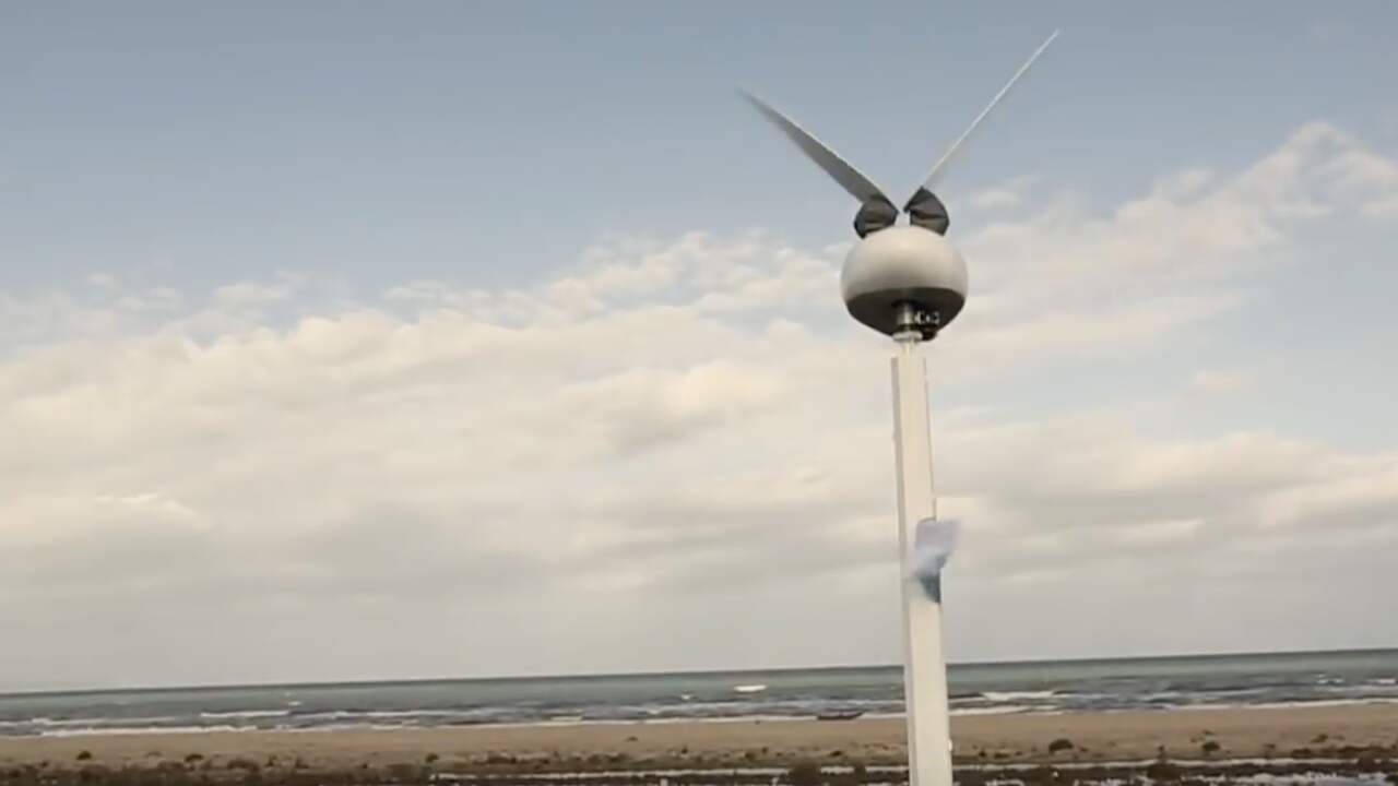 Beeld uit video: Nieuwe windmolen wappert wieken als een vogel in de wind