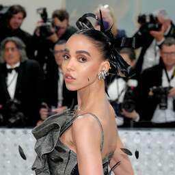 Rechtszaak van FKA twigs tegen haar ex Shia LaBeouf een jaar uitgesteld