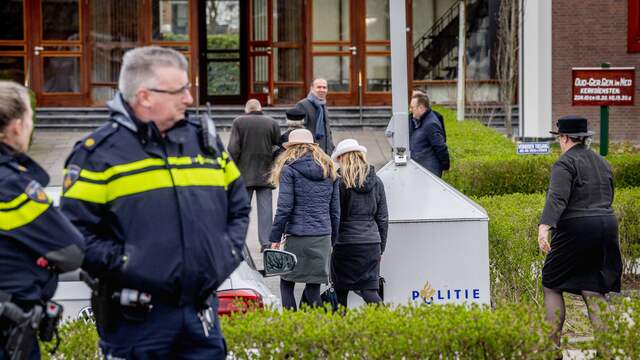 De politie houdt toezicht bij de Mieraskerk waar eerder een vuurwerkbom ontplofte.