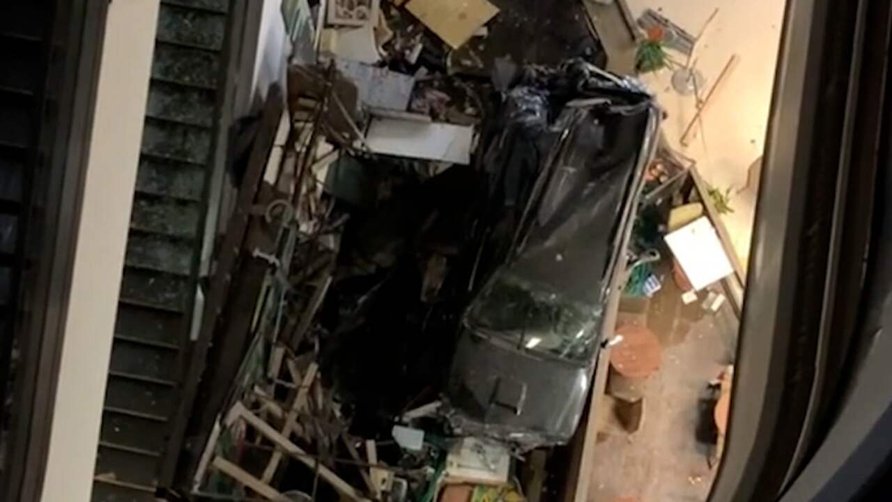 Beeld uit video: Man richt ravage aan na val van drie etages in Thais winkelcentrum