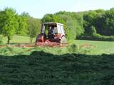 Maandag 15 mei: Een boer bewerkt zijn weiland in Kleeberg. 