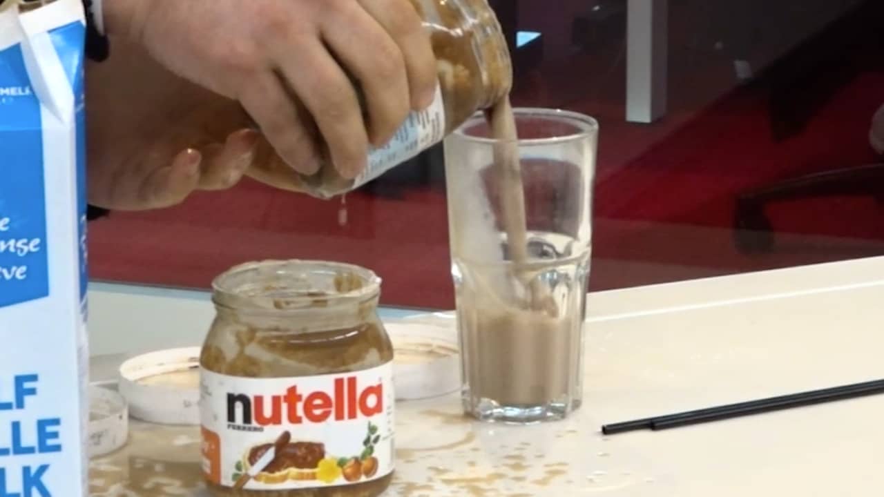 Beeld uit video: Lifehack getest: Warme chocomelk van bijna lege potten Nutella