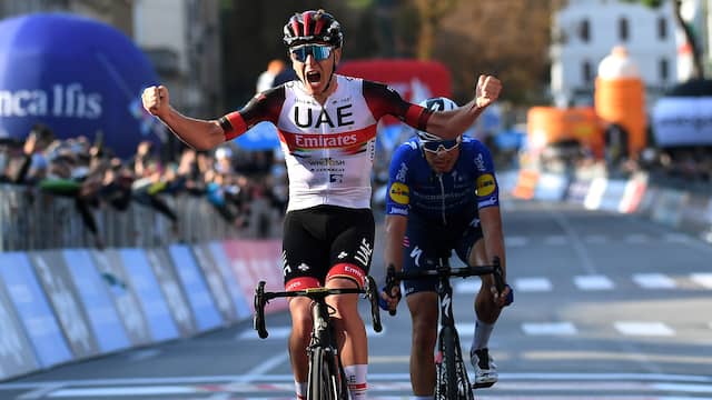 Tadej Pogacar versloeg Fausto Masnada in de sprint.