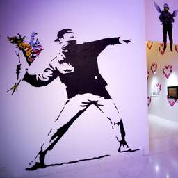 NU+ | Banksy beschuldigt Guess van stelen: hoe zit het met rechten op kunst?