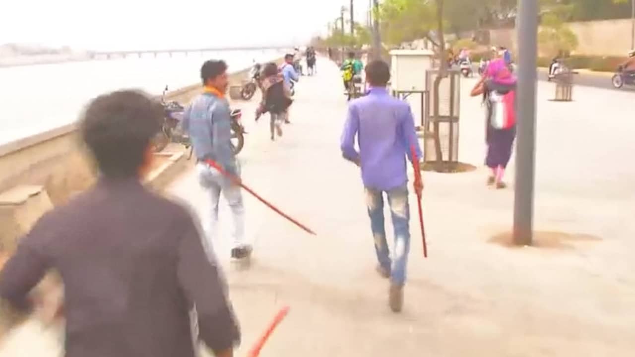 Beeld uit video: Indiërs met stokken achtervolgen stelletjes op Valentijnsdag