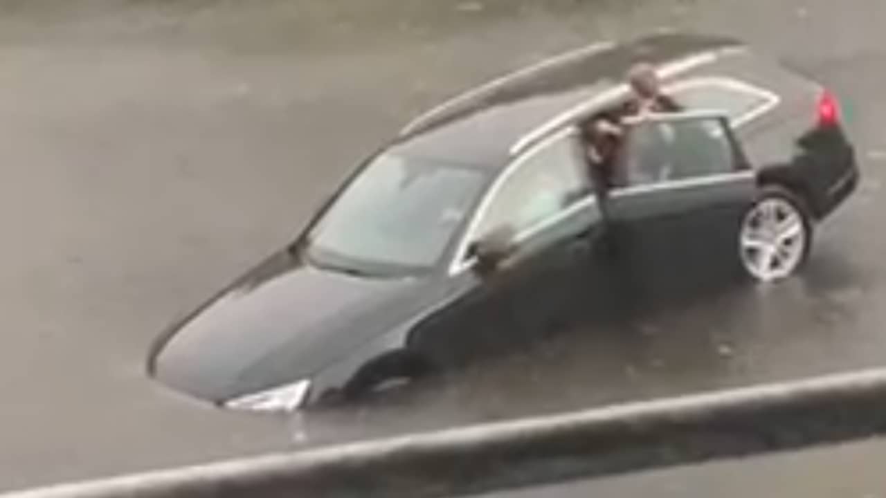 Beeld uit video: Noodweer in Nederland: omstanders duwen auto uit het water