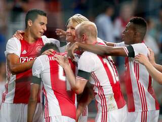 Ajax viert de goal van Dolberg