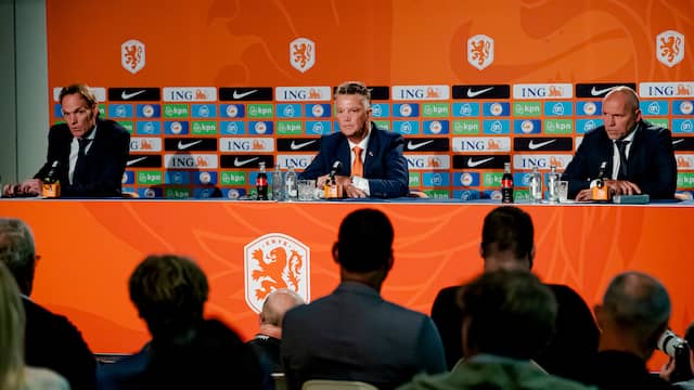 Louis van Gaal (midden) werd dinsdag door directeur topvoetbal Nico-Jan Hoogma (rechts) gepresenteerd op het bondskantoor in Zeist.