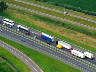Vrachtwagen met warm asfalt gekanteld op A28, weg richting Zwolle afgesloten