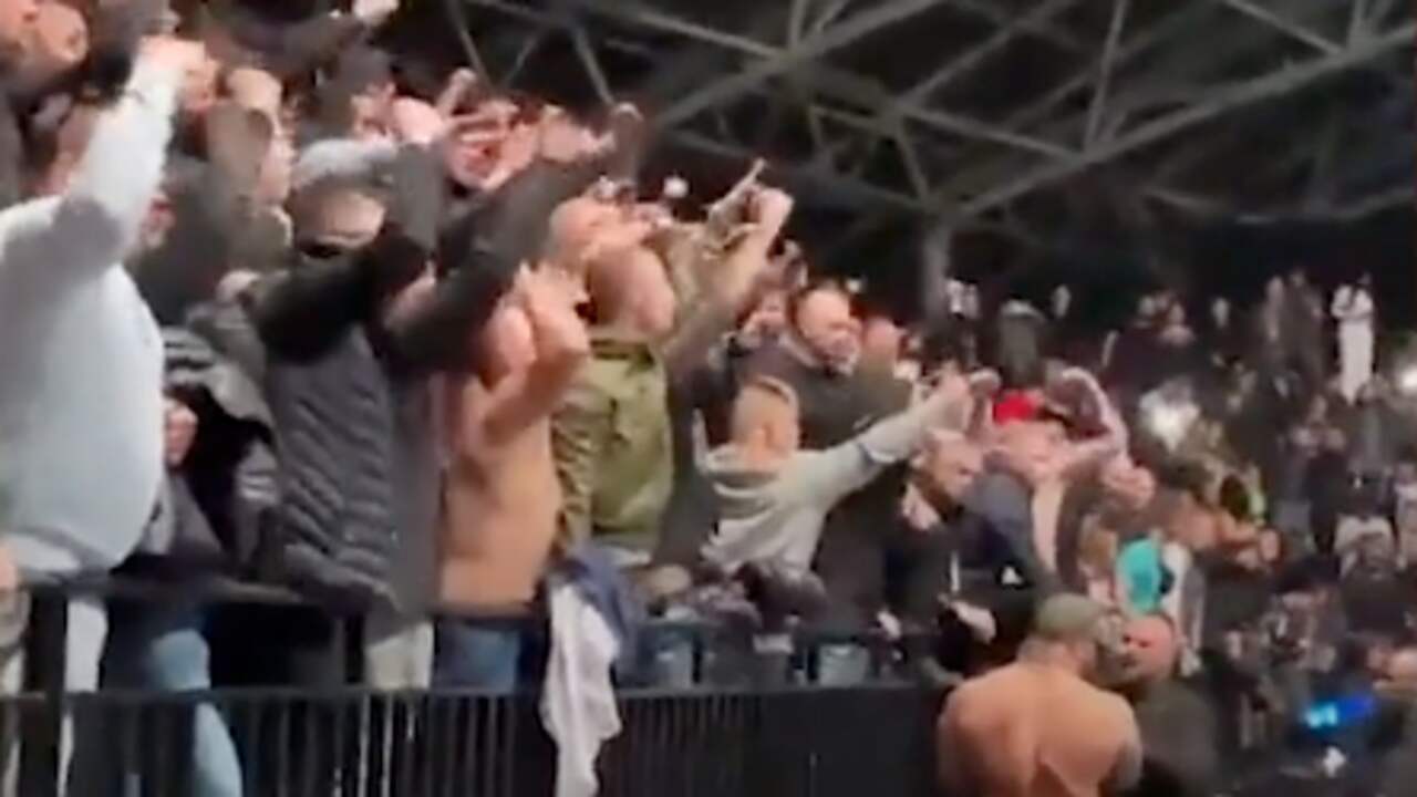 Beeld uit video: Kickboksgevecht Badr Hari en Wrzosek gestaakt na vechtpartijen op tribune