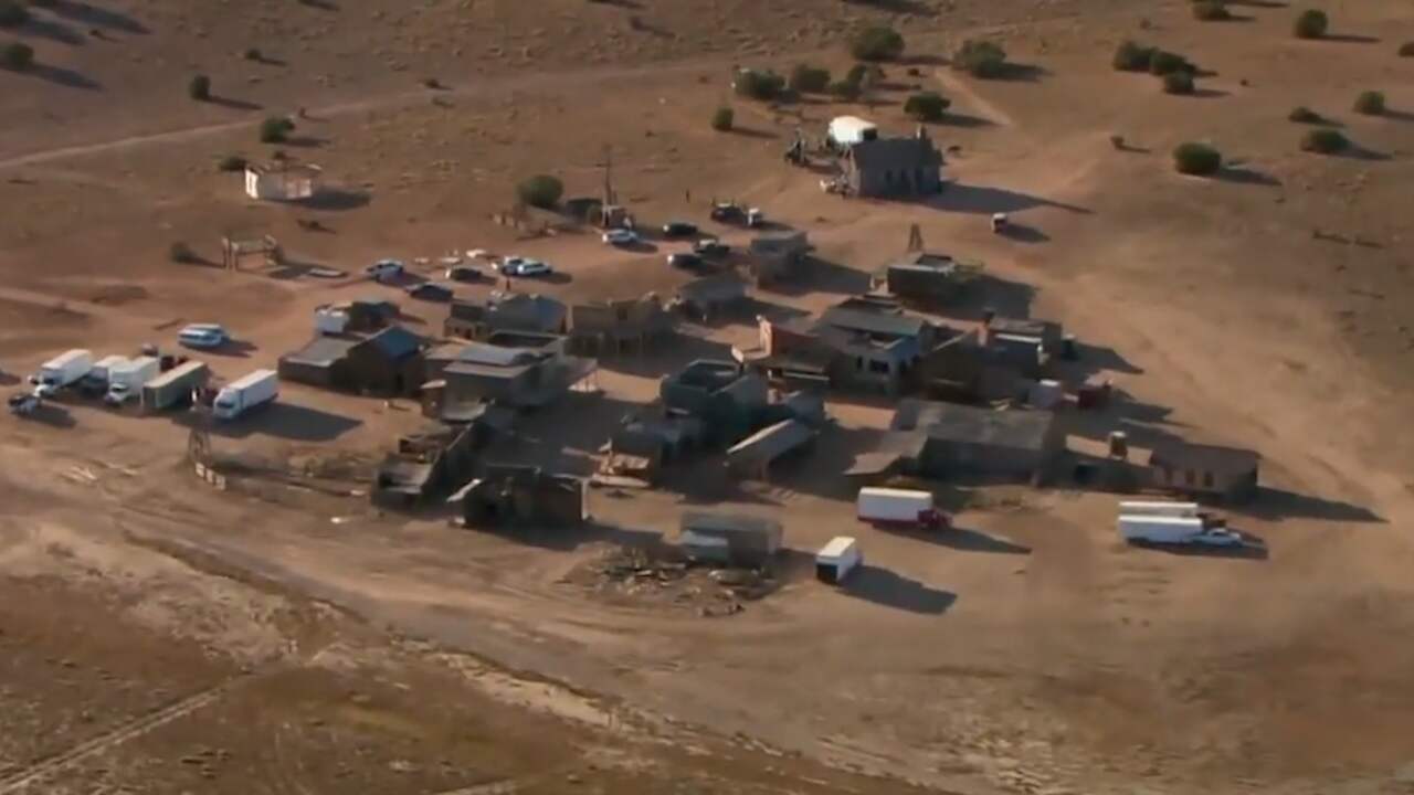Beeld uit video: Helikopter filmt set waar Alec Baldwin cameravrouw doodschoot