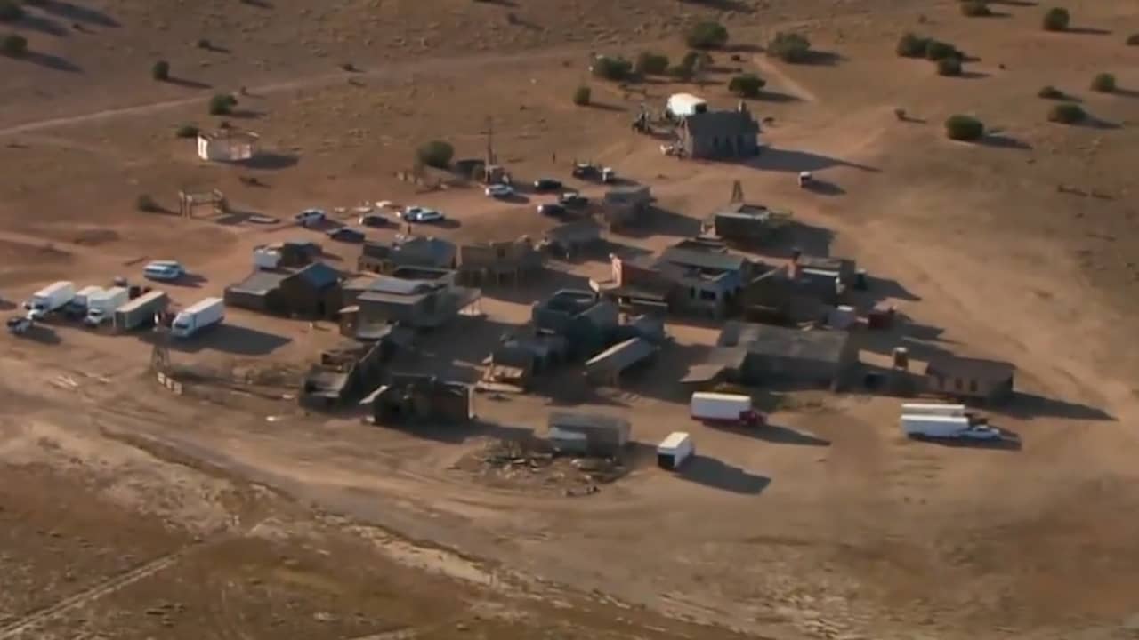Beeld uit video: Helikopter filmt set waar Alec Baldwin cameravrouw doodschoot
