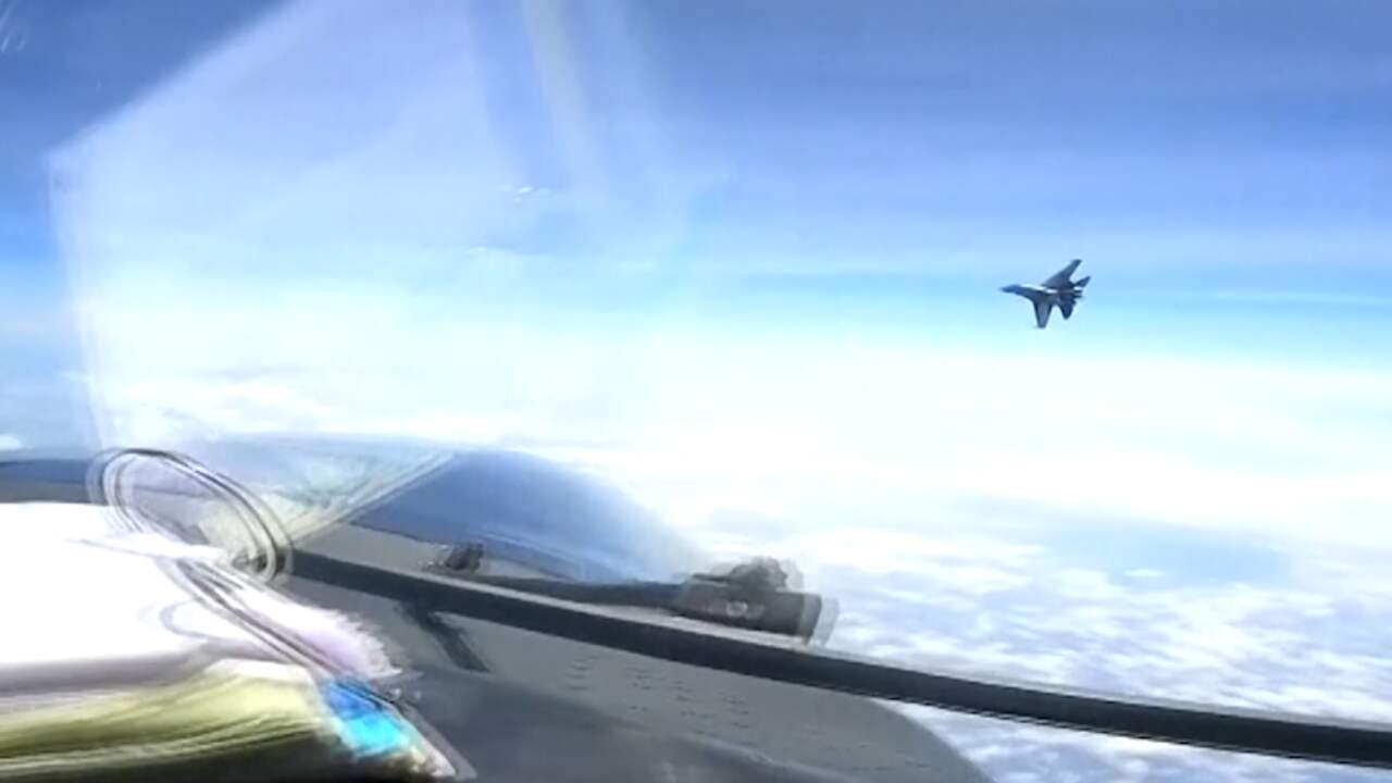 Beeld uit video: Chinese straaljager scheert rakelings langs Amerikaans vliegtuig
