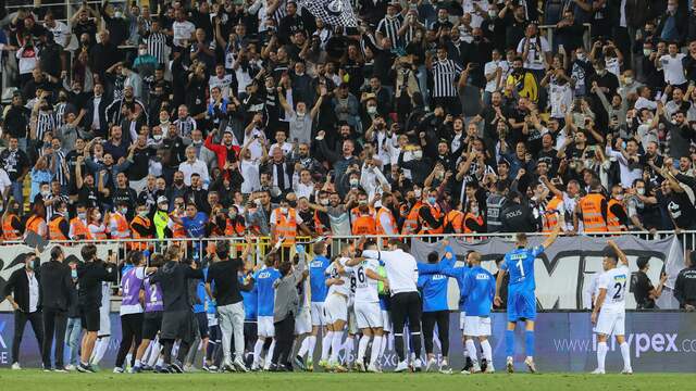 De spelers van Altay vieren de overwinning op Besiktas met de supporters.