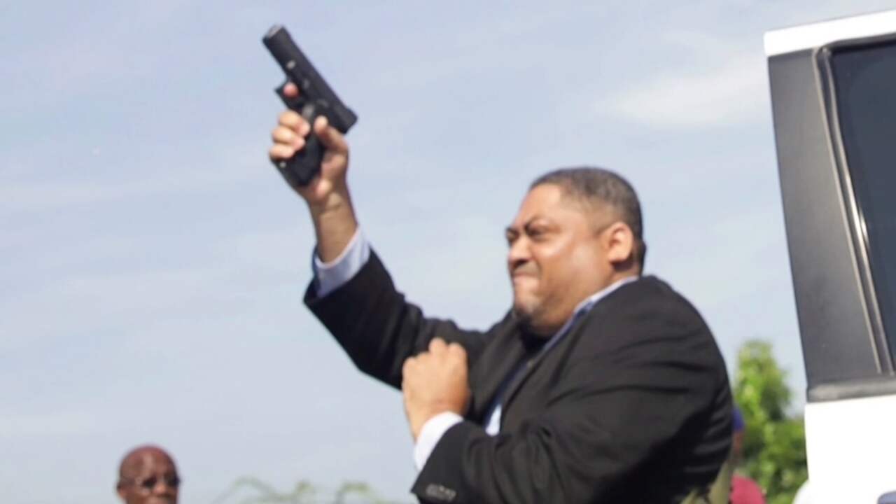 Beeld uit video: Haïtiaanse senator verwondt fotograaf met waarschuwingsschot