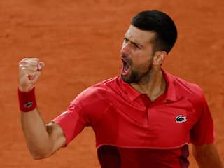 Djokovic begint ondanks twijfels met zege zonder setverlies aan Roland Garros