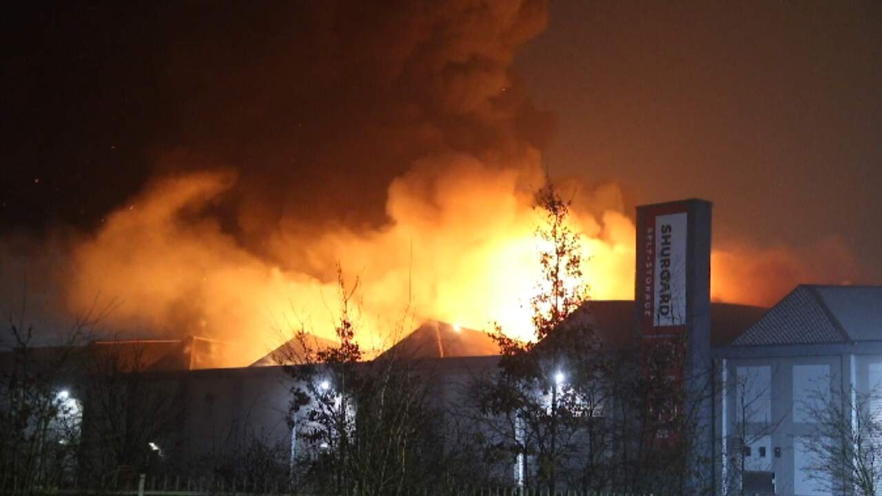 Beeld uit video: Vlammen slaan uit dak bij grote brand in Zoetermeer