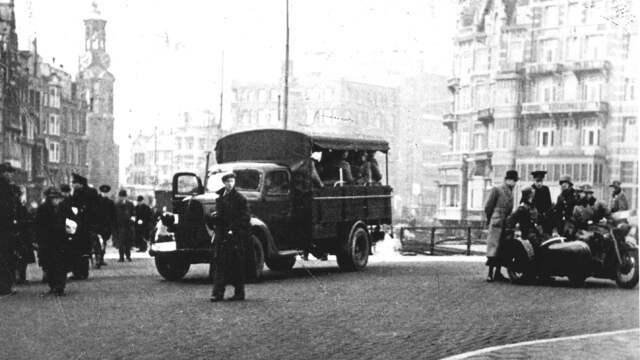 1942: Een razzia in centrum van Amsterdam om Joden te arresteren en te deporteren.