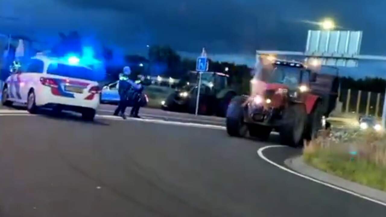Beeld uit video: Politie schiet gericht bij boerenprotest in Heerenveen